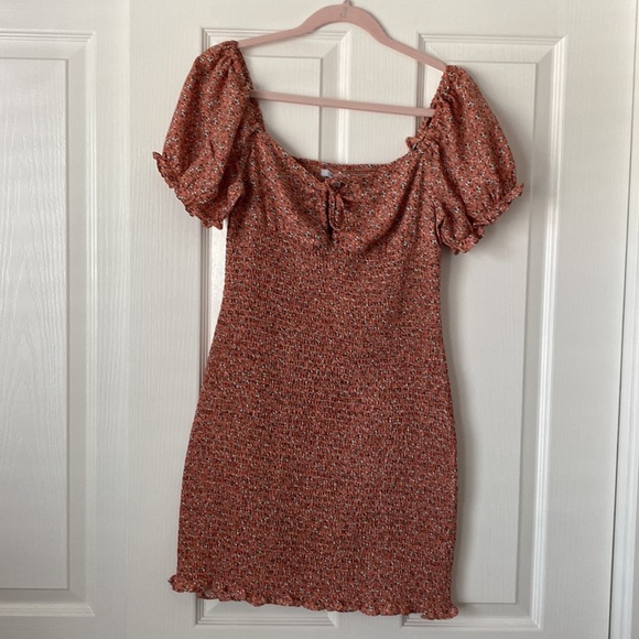 Pink and white floral body con mini dress - Picture 3 of 8